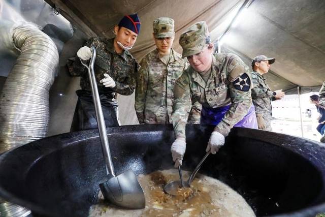 육군1군단 박민상(왼쪽) 상병과 주한 미8군 급양대대 워너(오른쪽) 일병이 지난 25일 경기 평택시 캠프 험프리스에서 열린 한미 연합 야전취사 훈련 중 차돌된장찌개를 조리하고 있다. 국방일보 제공
