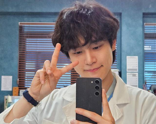 강유석이 '폭싹 속았수다'와 '언젠가는 슬기로울 전공의생활'에서 안정된 연기 실력을 보여주고 있다. / 강유석 소셜미디어 캡처