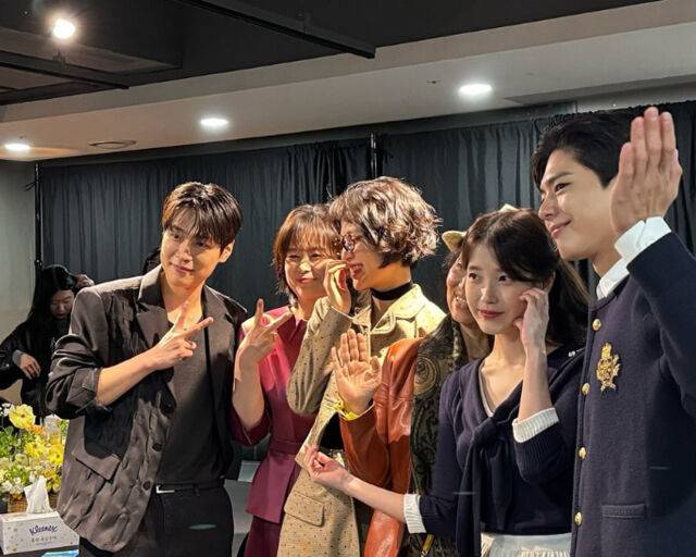 강유석이 '폭싹 속았수다' 출연진과 사진을 찍고 있다. / 강유석 SNS 캡처