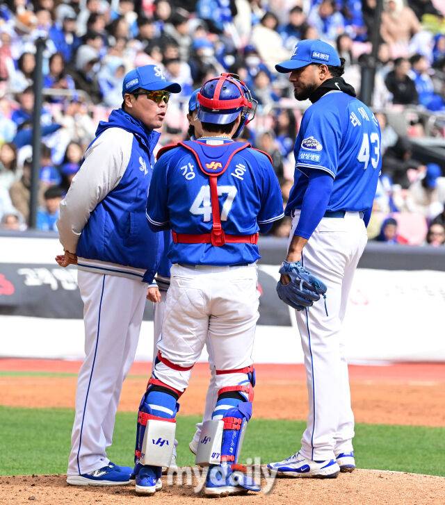 2025년 4월 13일 오후 경기도 수원KT위즈파크 진행된 '2025 신한 SOL뱅크 KBO 리그' 삼성 라이온즈와 KT 위즈의 경기. 삼성 선발투수 레예스가 1회말 2사 만루서 투수코치의 조언을 듣고 있다./마이데일리