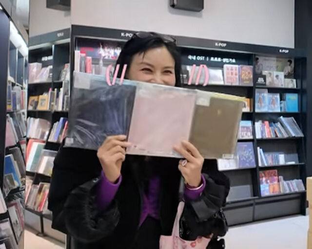 고소영이 '아이브' 신보 전시용을 판매용으로 잘못 알아 부끄러워했다. / 유튜브 '바로 그 고소영' 캡처