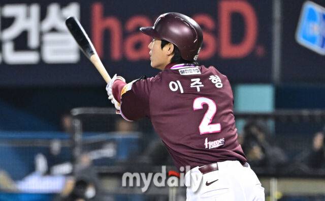 2일 서울 잠실야구장에서 열린 '2025 신한 SOL BANK KBO리그' 키움 히어로즈와 두산 베어스 경기. 생일을 맞은 키움 이주형이 3회초 1사 1-2루에 역전 3점 홈런을 치고 바라보고 있다./마이데일리