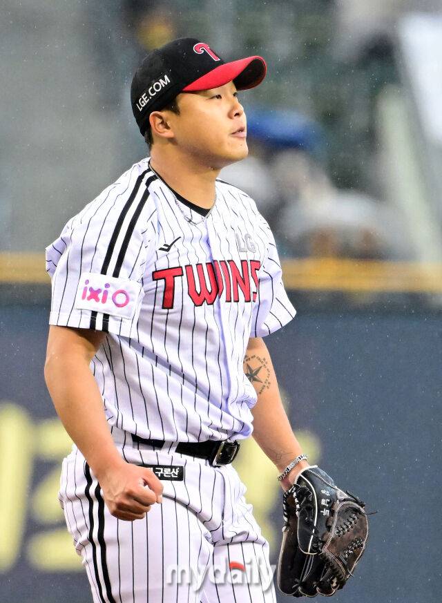 2025년 4월 12일 오후 서울 잠실구장에서 진행된 '2025 신한 SOL뱅크 KBO 리그' 두산 베어스와 LG 트윈스의 경기. LG 이지강이 8회초 1사 1루서 구원등판해 두산 양의지와 추재현을 연속 삼진으로 처리한 뒤 주먹을 쥐고 있다./마이데일리