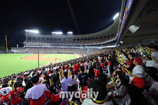 2024년 9월 25일 광주기아챔피언스필드에서 '2024 신한 SOL Bank KBO리그, 삼성 라이온즈와 KIA 타이거즈의 경기가 열렸다. KIA 팬들이 야구장을 가득 메우며 8경기 연속 매진, 시즌 29번째 매진을 기록했다./마이데일리