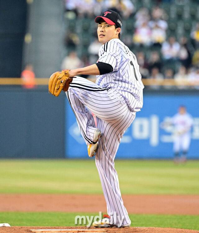 2025년 3월 26일 오후 서울잠실구장에서 진행된 '2025 신한 SOL뱅크 KBO 리그' 한화 이글스와 LG 트윈스의 경기. LG 선발투수 임찬규가 역투하고 있다./마이데일리