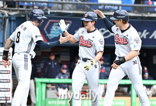 27일 오후 서울 잠실야구장에서 진행된 '2025 프로야구 KBO리그' 두산 베어스와 롯데 자이언츠의 경기. 두산 오명진이 4회말 1사 만루서 만루홈런을 터뜨린 뒤 홈을 밟고 있다./잠실=송일섭 기자