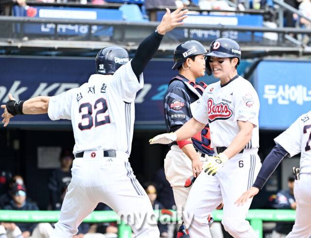 27일 오후 서울 잠실야구장에서 진행된 '2025 프로야구 KBO리그' 두산 베어스와 롯데 자이언츠의 경기. 두산 오명진이 4회말 1사 만루서 만루홈런을 터뜨린뒤 홈에서 김재환과 포옹을 하고 있다./잠실=송일섭 기자