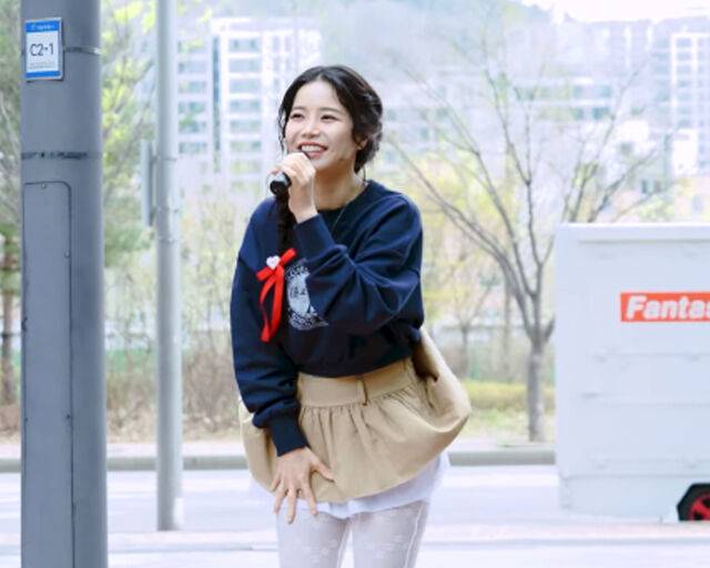 솔라의 치마가 바람에 뒤집어져 당황해 했다. / 유튜브 팬 채널 캡처