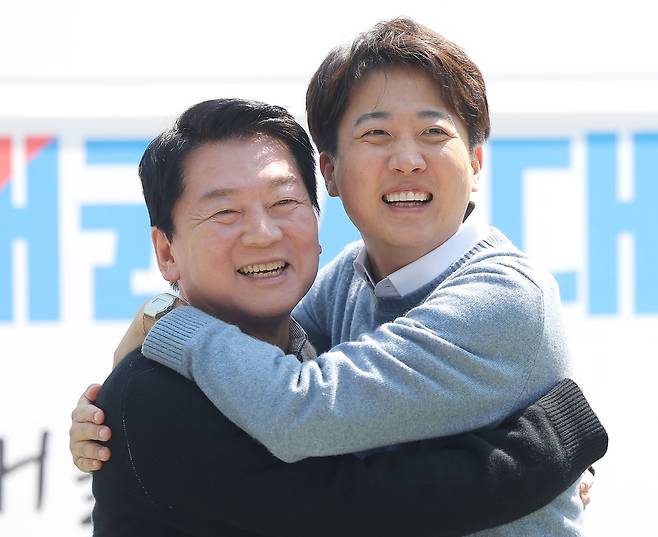 안철수 국민의힘 대선 경선 후보와 이준석 개혁신당 대선 후보가 25일 경기도 성남시 판교역 앞 광장에서 열린 인공지능(AI) 관련 ‘미래를 여는 단비토크’에서 만나 포옹하고 있다. [연합]