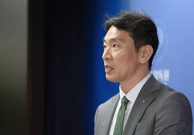 이복현 금융감독원장이 지난 24일 서울 영등포구 금융감독원에서 열린 자본시장 현안 브리핑에서 발언하고 있다. [연합]
