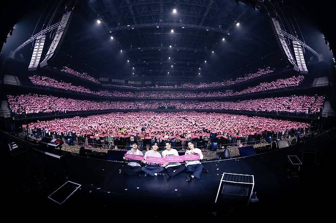 사진=데이식스 공식 계정