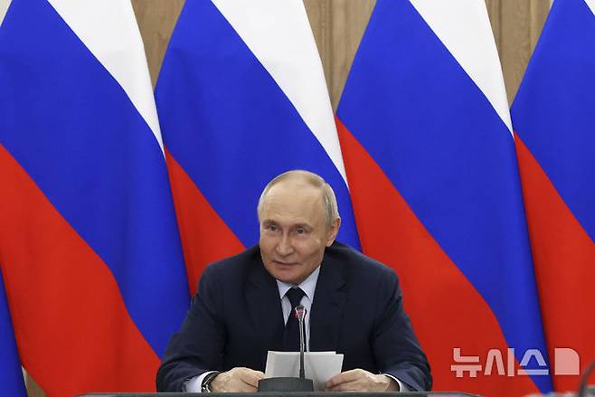 [모스크바=AP/뉴시스] 러시아가 26일(현지 시간) 우크라이나에 일부 점령된 자국 영토인 쿠르스크 '완전 탈환'을 주장했다. 우크라이군은 부인했다. 사진은 블라디미르 푸틴 러시아 대통령이 지난 16일 바우만 모스크바 국립공대에서 열린 우주 비행 전략 개발 회의에 참석해 발언하는 모습. 2025.04.17.