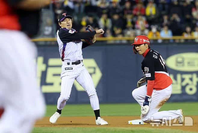 [서울=뉴시스] 홍효식 기자 = 지난 4일 서울 송파구 잠실야구장에서 열린 2025 KBO리그 KIA 타이거즈와 LG 트윈스의 경기, 6회초 1사 1루 KIA 이우성의 땅볼 때 LG 신민재가 1루주자 김규성을 터치아웃 시킨 뒤 병살처리를 하기 위해 1루로 공을 던지고 있다. 2025.04.04. yesphoto@newsis.com