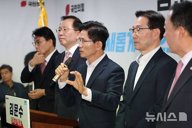 [서울=뉴시스] 권창회 기자 = 김문수 제21대 대통령 선거 국민의힘 경선 후보가 24일 오전 서울 여의도 선거사무실에서 열린 공직자 부패 방지 공약 발표 기자회견에서 발언하고 있다. 2025.04.24. kch0523@newsis.com