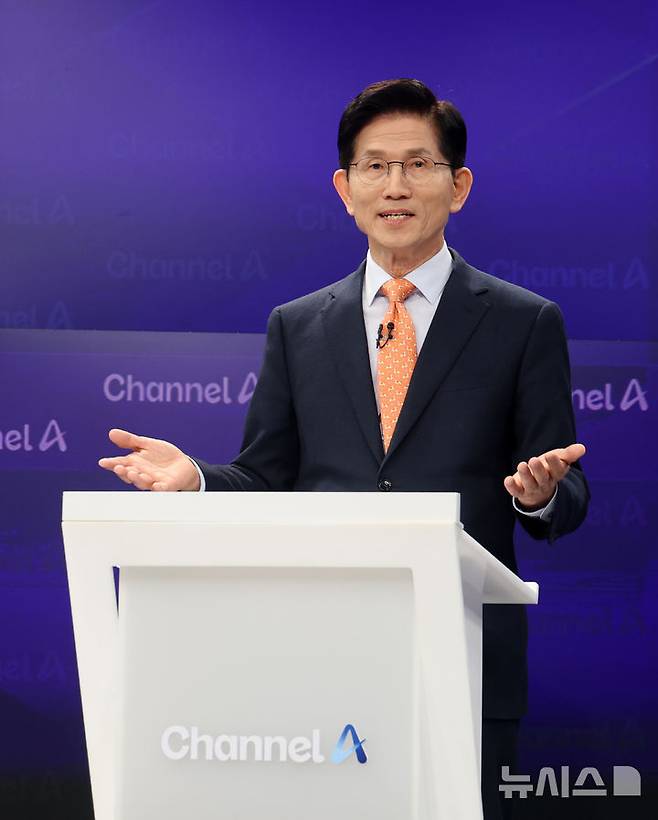 [서울=뉴시스] 국회사진기자단 = 24일 오후 서울 종로구 동아미디어센터 채널A 스튜디오에서 국민의힘 대선 2차 경선 진출자인 김문수 후보가 토론 전 리허설을 하고 있다. 2025.04.24. photo@newsis.com