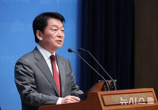 [서울=뉴시스] 고승민 기자 = 안철수 국민의힘 대선 경선 후보가 27일 서울 여의도 국회 소통관에서 지지 호소를 촉구하는 기자회견을 하고 있다. 2025.04.27. kkssmm99@newsis.com