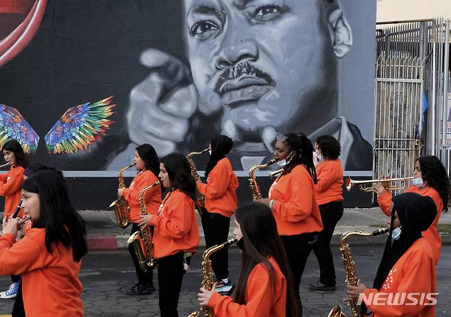 [로스앤젤레스=AP/뉴시스] 마틴 루서 킹 주니어(MLK)의 날인 1월 16일 미 캘리포니아주 로스앤젤레스에서 킹 목사를 기리는 퍼레이드가 열려 음악 학원 학생들이 악기를 연주하며 행진하고 있다. 미국은 흑인 민권 운동가 킹 목사를 기리기 위해 매년 1월 셋째 주 월요일을 'MLK의 날'로 지정해 연방 공휴일로 기념한다. 2024. 04. 27.