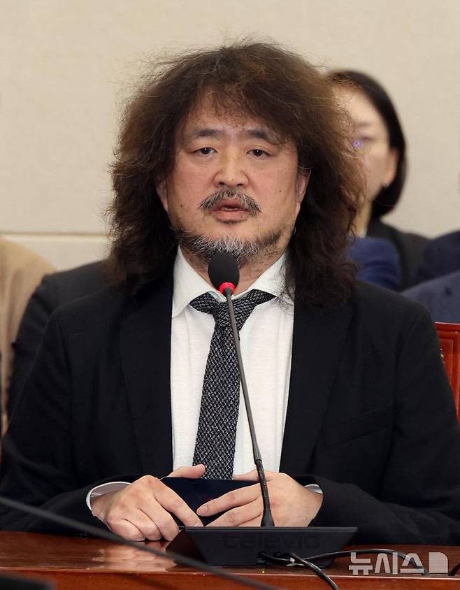 [서울=뉴시스] 조성봉 기자 = 방송인 김어준 씨가 13일 오후 서울 여의도 국회 과학기술정보방송통신위원회에서 열린 계엄관련 현안질의에서 참고인으로 출석해 증언을 하고 있다. 2024.12.13. suncho21@newsis.com