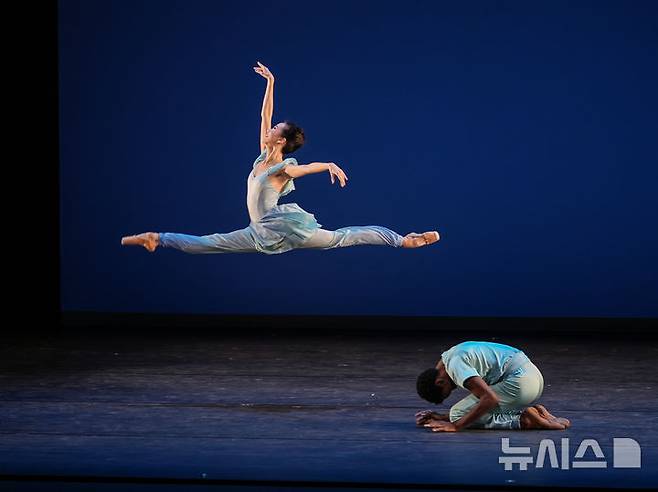 [서울=뉴시스]13년 만에 내한한 세계 최정상급 미국 국립발레단 아메리칸 발레 시어터(ABT)가 24일 저녁 서울 강남구 GS아트센터에서 갈라 공연을 펼쳤다. ABT 박선미(왼쪽)와 캘빈 로열 3세의 '대질주 고트샬크 중 2인무' (사진=ⓒYOON6PHOTO·GS아트센터 제공)