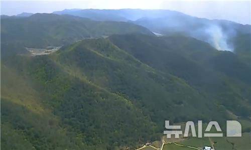 [포항=뉴시스] 송종욱 기자 = 경북 청송 산불 모습. (사진=산림청 제공) 2025.04.27. photo@newsis.com