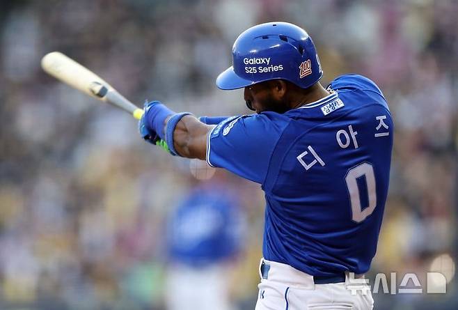 [서울=뉴시스] 고범준 기자 = 16일 서울 송파구 잠실야구장에서 열린 2025 KBO리그 삼성 라이온즈와 LG 트윈스의 경기, 1회초 2사 3루 삼성 디아즈가 1타점 안타를 치고 있다. 2025.04.16. bjko@newsis.com