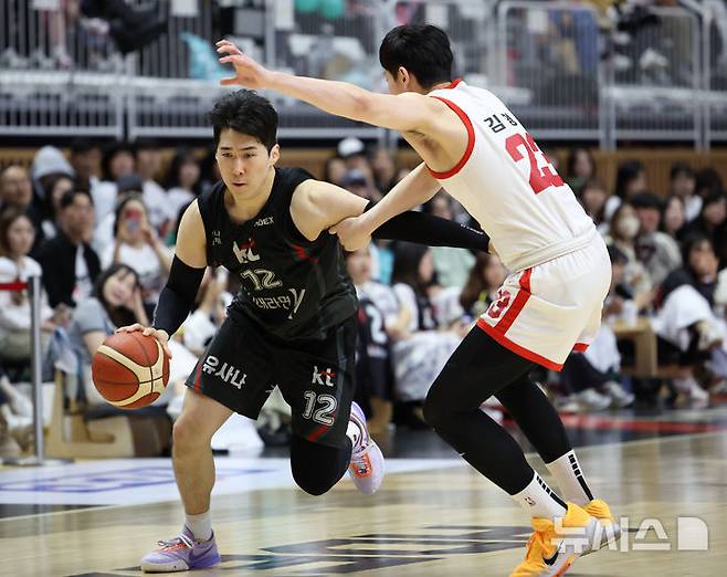 [수원=뉴시스] 김금보 기자 = 27일 오후 경기 수원시 권선구 KT소닉붐아레나에서 열린 2024~2025 프로농구 4강 플레이오프 수원KT와 서울SK의 3차전, 4쿼터 KT 문정현이 드리블 돌파를 하고 있다. 2025.04.27. kgb@newsis.com