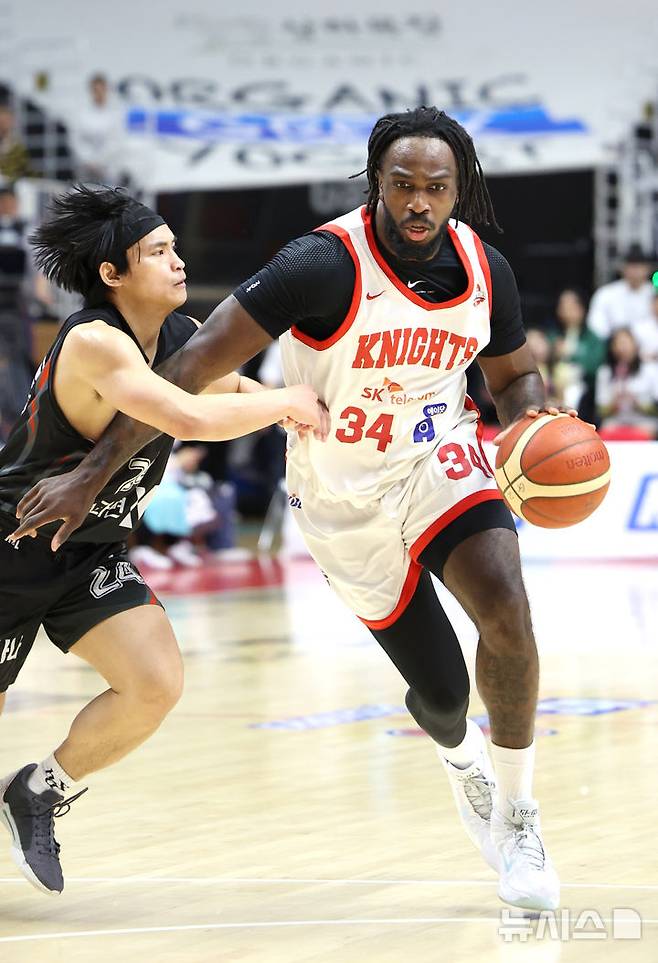 [수원=뉴시스] 김금보 기자 = 27일 오후 경기 수원시 권선구 KT소닉붐아레나에서 열린 2024~2025 프로농구 4강 플레이오프 수원KT와 서울SK의 3차전, 1쿼터 SK 자밀 워니가 드리블 돌파를 하고 있다. 2025.04.27. kgb@newsis.com