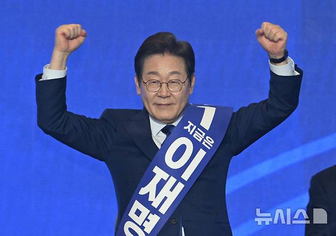 [고양=뉴시스] 조성우 기자 = 27일 경기도 고양시 킨텍스에서 열린 제21대 대통령 선거 후보자 선출을 위한 수도권·강원·제주 합동연설회에서 이재명 후보가 두 팔을 들어 보이고 있다. (공동취재) 2025.04.27. photo@newsis.com