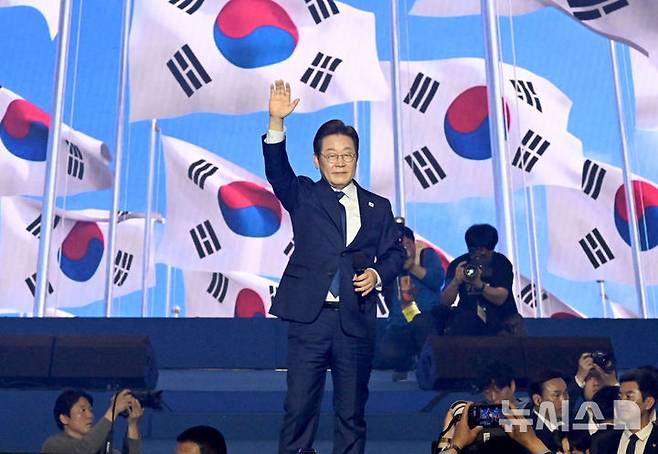 [고양=뉴시스] 조성우 기자 = 27일 경기도 고양시 킨텍스에서 열린 더불어민주당 제21대 대통령 선거 후보자 선출을 위한 수도권·강원·제주 합동연설회에서 이재명 후보가 대선후보로 선출된 후 수락연설을 하기 전 인사를 하고 있다. (공동취재) 2025.04.27. photo@newsis.com