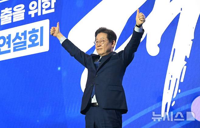 [고양=뉴시스] 조성우 기자 = 27일 경기도 고양시 킨텍스에서 열린 더불어민주당 제21대 대통령 선거 후보자 선출을 위한 수도권·강원·제주 합동연설회에서 이재명 후보가 대선후보로 선출된 후 수락연설을 하기 전 두 팔을 들어 인사하고 있다. (공동취재) 2025.04.27. photo@newsis.com