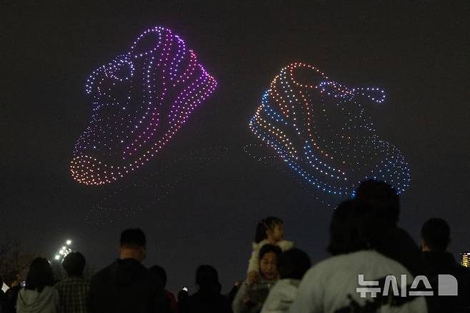 [서울=뉴시스] 김명년 기자 = 27일 오후 서울 광진구 뚝섬한강공원 수변무대에서 2025 한강 불빛 공연(드론 라이트 쇼)이 펼쳐지고 있다. 2025.04.27. kmn@newsis.com