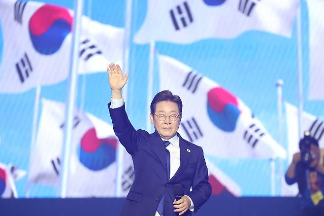 더불어민주당 이재명 대선 경선 후보가 27일 경기 고양시 킨텍스에서 열린 '제21대 대통령선거 후보자 선출을 위한 수도권·강원·제주 경선 및 최종 후보자 선출 대회'에서 최종 후보로 확정된 뒤 손들어 인사하고 있다. 연합뉴스