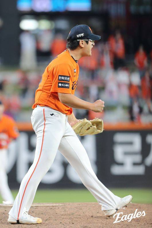 한화 김서현이 26일 대전 KT전을 승리한 뒤 주먹을 불끈 쥐며 포효하고 있다. /한화 이글스 제공