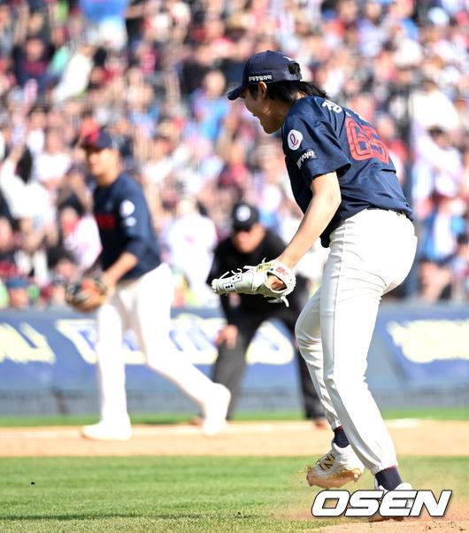 [OSEN=잠실, 이대선 기자] 26일 오후 서울 잠실야구장에서 2025 신한 SOL Bank KBO리그 두산 베어스와 롯데 자이언츠의 경기가 열렸다.두산은 잭로그, 롯데는 나균안을 선발 투수로 내세웠다.8회말 2사에서 두산 정철원이 두산 김기연을 삼진으로 처리하고 환호하고 있다. 2025.04.26 /sunday@osen.co.kr