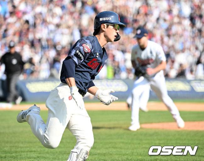 [OSEN=잠실, 이대선 기자] 26일 오후 서울 잠실야구장에서 2025 신한 SOL Bank KBO리그 두산 베어스와 롯데 자이언츠의 경기가 열렸다.두산은 잭로그, 롯데는 나균안을 선발 투수로 내세웠다.7회초 2사 2루에서 롯데 전민재가 좌전 적시타를 치고 그라운드를 달리고 있다. 2025.04.26 /sunday@osen.co.kr
