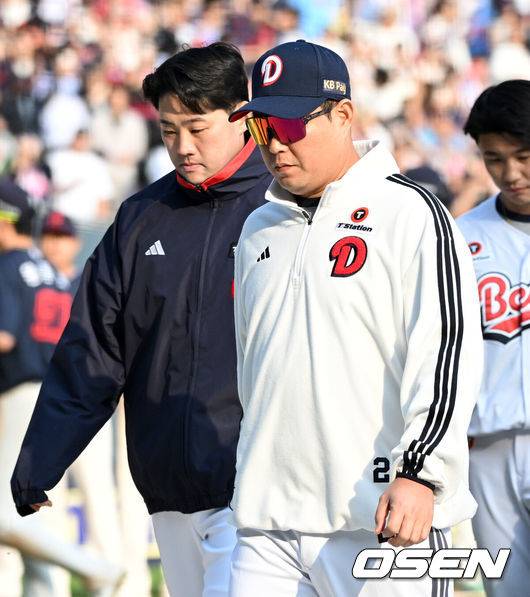 [OSEN=잠실, 이대선 기자] 프로야구 롯데 자이언츠가 두산 베어스를 꺾고 3연승을 달렸다. 단독 2위가 됐다.  롯데는 26일 서울 잠실구장에서 열린 2025 KBO리그 두산과 경기에서 7-4로 승리했다.경기 종료 후 두산 양의지가 관중석을 향해 인사 후 경기장을 나가고 있다. 2025.04.26 /sunday@osen.co.kr