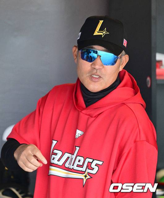 [OSEN=인천, 김성락 기자] 27일 인천 미추홀구 SSG랜더스필드에서 '2025 신한 SOL Bank KBO리그' SSG 랜더스와 키움 히어로즈의 경기가 열렸다. 홈팀 SSG는 김광현, 키움은 하영민을 선발로 내세웠다. 경기 시작에 앞서 SSG 이숭용 감독이 선수들의 훈련을 지켜보고 있다. 2025.04.27 / ksl0919@osen.co.kr