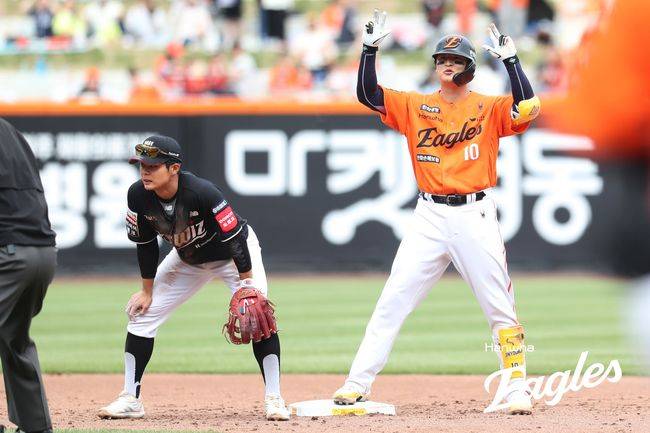 한화 이진영이 27일 대전 KT전에서 4회 2루타를 친 뒤 기뻐하고 있다. /한화 이글스 제공