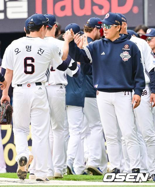 [OSEN=잠실, 박준형 기자]  두산 이승엽호가&nbsp;‘시범경기 타격왕’ 오명진의 결승 만루홈런에 힘입어 연패를 끊어냈다.&nbsp;프로야구 두산 베어스는 27일 서울 잠실구장에서 열린 2025 신한 SOL뱅크 KBO리그 롯데 자이언츠와의 시즌 6차전에서 13-4 대승을 거뒀다.경기종료 후 두산 이승엽 감독이 6타점 기록한 오명진과 하이파이브를 하고 있다  2025.04.27 /