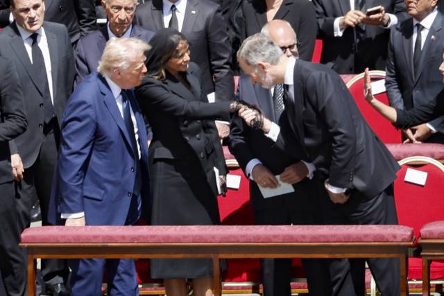 ▲ 도널드 트럼프(왼쪽) 대통령이 26일(현지시간) 영부인 멜라니아와 함께 성베드로 성당 광장에서 열린 프란치스코 교황 장례 미사에 참석했다. 다른 참석자들에 비해 그의 정장은 푸른 빛을 띄고 있다. ⓒ EPA=연합뉴스