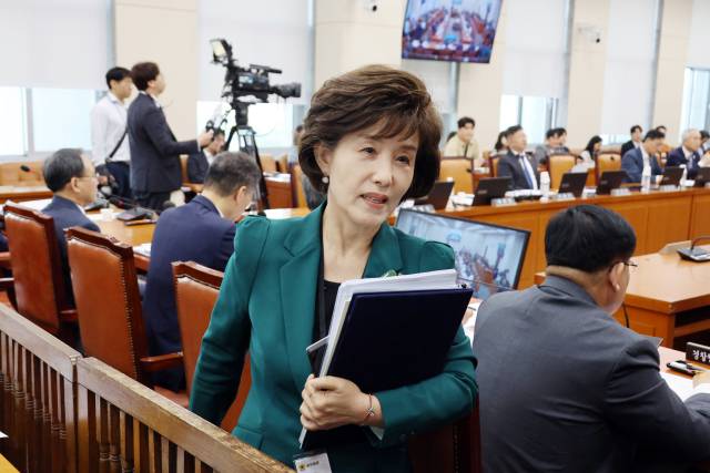 ▲박선영 진실화해를위한과거사정리위원회 위원장이 4월 24일 서울 여의도 국회에서 열린 행정안전위원회 전체회의에서 '5.18 북한군 개입설'과 관련한 답변을 이유로 퇴장당하고 있다. ⓒ연합뉴스