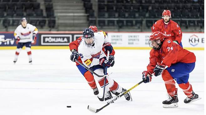 퍽을 다투는 한국과 크로아티아