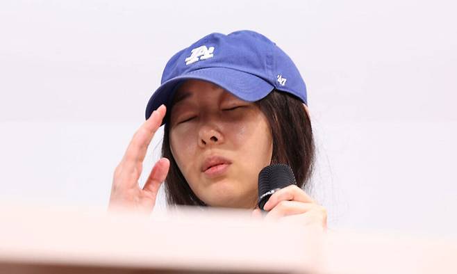 민희진 전 어도어 대표가 지난해 4월 25일 서울 서초구 한국컨퍼런스센터에서 입장을 밝히는 기자회견을 하고 있다. 남정탁 기자