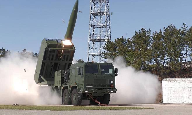 폴란드에 수출될 천무 다연장로켓 발사대에서 CTM-290 전술유도탄이 발사되고 있다. 세계일보 자료사진