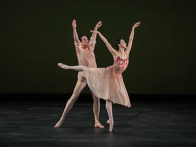 ‘나뭇잎은 바래어 가고 중 2인무’에서 서희와 코리 스턴스가 가을의 서정을 담아낸 춤을 선보이고 있다. GS아트센터 제공