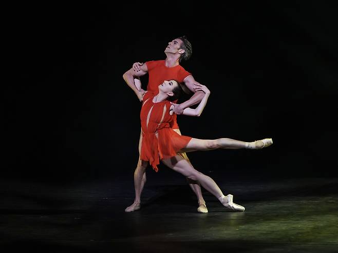 이자벨라 보일스톤과 제임스 화이트사이드가 미래적 감각의 움직임을 그려내는 ‘네오’. GS아트센터 제공