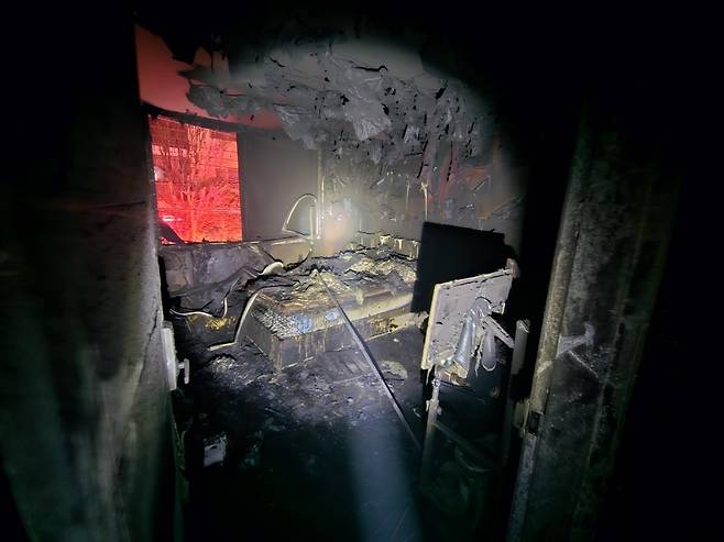 광주 빌라 화재 현장 모습. 광주 북부소방서는 최근 화재 진압 과정에서 발생한&nbsp;현관문 파손 등에 대해 보상하기로 결정했다.&nbsp;광주 북부소방서 제공