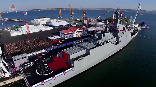 북한이 새로 건조한 신형 다목적구축함 최현호. 조선중앙통신·연합뉴스