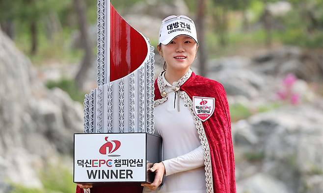 김민선이 27일 충북 충주 킹스데일 골프클럽에서 열린 덕신EPC 챔피언십에서 우승한 뒤 트로피를 들고 기념촬영을 하고 있다.