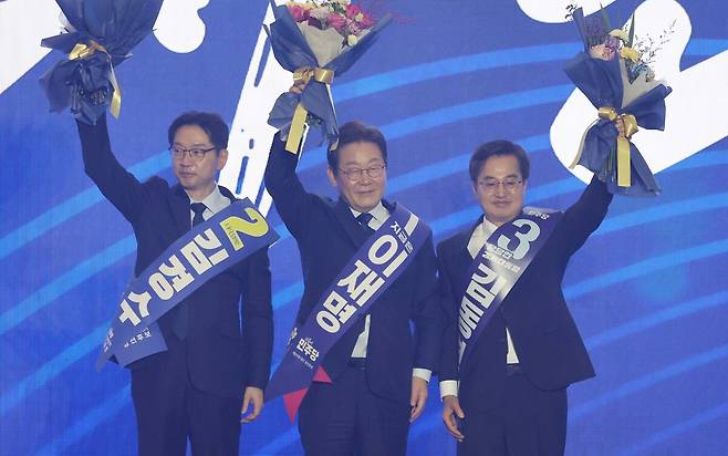 더불어민주당 대선후보로 확정된 이재명 전 대표가 27일 경기 고양시 킨텍스에서 열린 제21대 대통령선거 후보자 선출을 위한 수도권·강원·제주 합동연설회에서 김경수, 김동연 경선후보와 함께 기념촬영하고 있다. 고양=허정호 선임기자